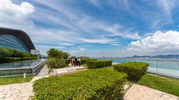 「源 · 台」是一个天台花园。访客可以在这个恬静的户外环境中，鸟瞰后海湾的美丽景色。